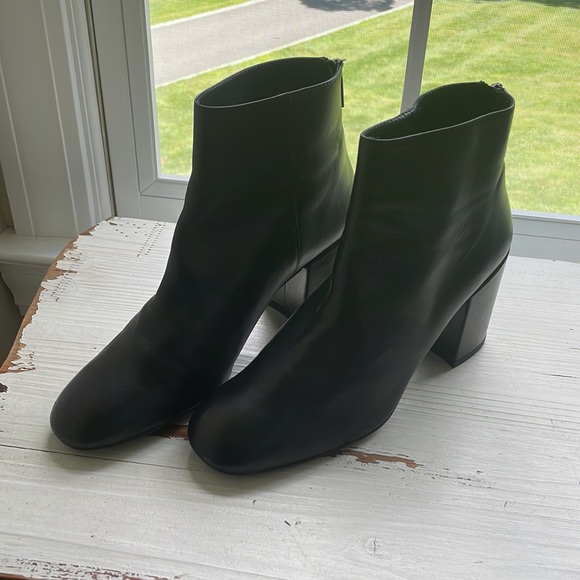 Like new Stuart Weitzman ankle boots - Picture 3 of 9